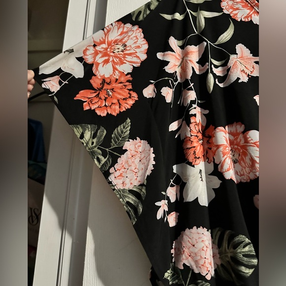 Lily Morgan floral cross over top 👚 - Picture 3 of 9